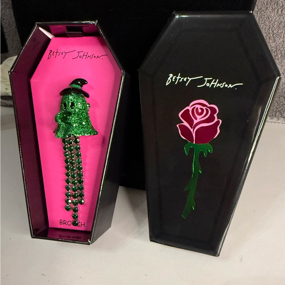 👻Betsey Johnson Green Glitter Witch Brooch with Green Rhinestones